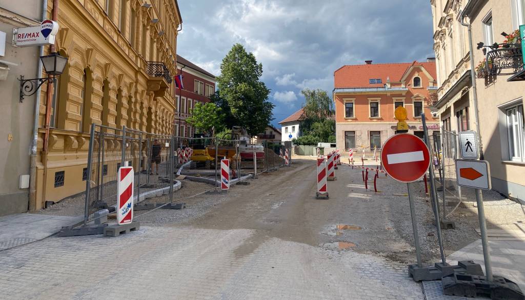 Prenova križišča pri Upravni enoti Ptuj se je zavlekla, kdaj bo promet spet stekel brez omejitev?