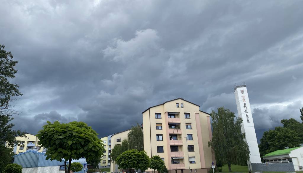 Slovenijo bo dosegla hladna fronta, možni tudi močnejši nalivi