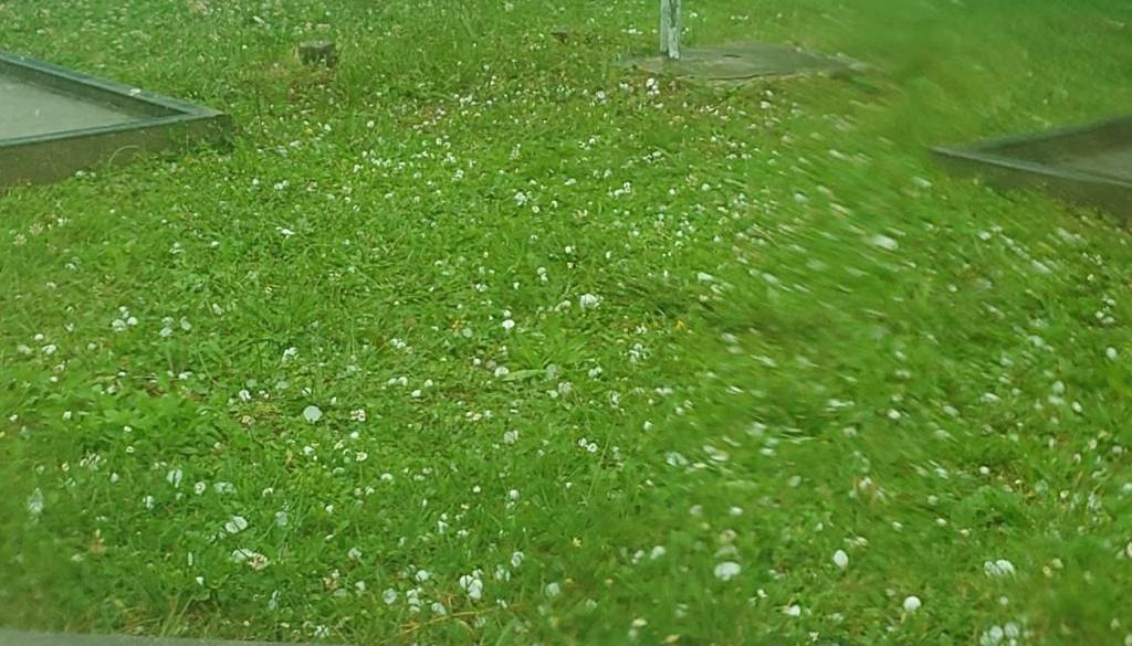 FOTO in VIDEO: Toča udarila med Brnikom in Kranjem, tla so v hipu pobelila