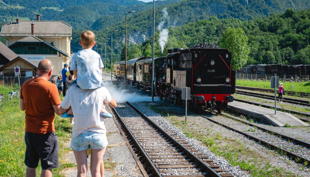 FOTO in VIDEO: Po Bohinjski progi znova zapeljal muzejski vlak, obeležili 120 let ene najlepših prog