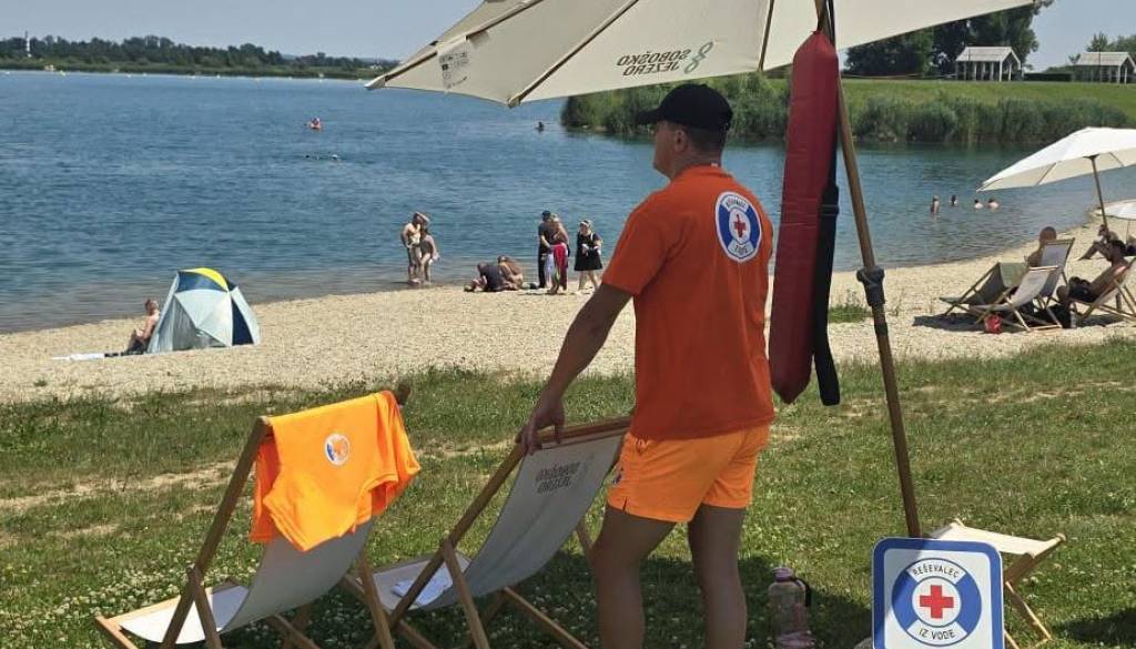 Na Soboškem jezeru od danes za varnost kopalcev skrbi reševalec iz vode