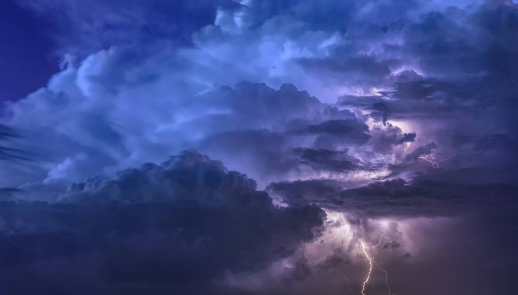 Meteorologi opozarjajo na nalive, veter in točo, ki bodo prekinile nedeljsko vročino
