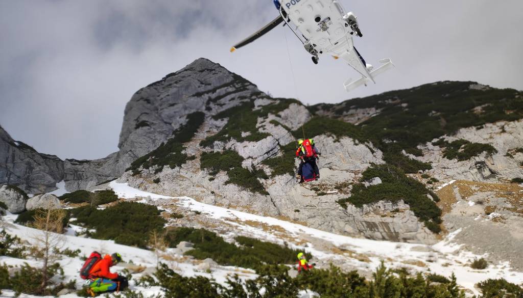 Skala je bila usodna za alpinista na pobočju Vršičev. V dolino so ga prepeljali s helikopterjem