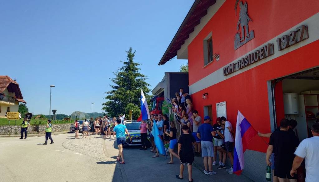 FOTO in VIDEO: Kolesarji letijo proti zaključku, bučna dolenjska podpora za Jakoba Omrzela