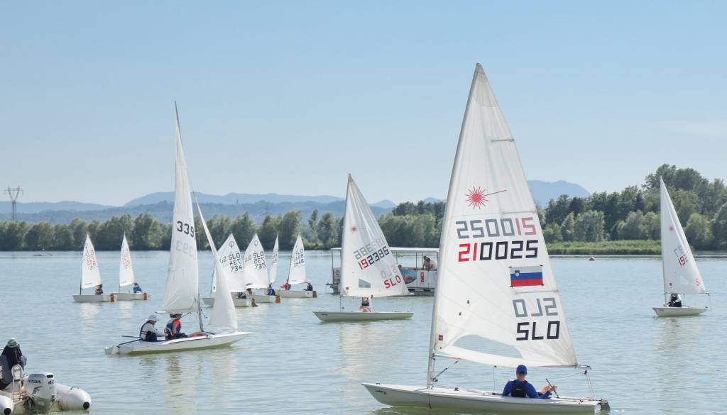FOTO in VIDEO: Na Ptujskem jezeru v znamenju jader, poteka regata ob dnevu državnosti