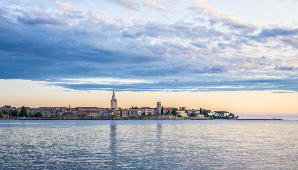 Skupina neznancev napadla Slovenca v Poreču