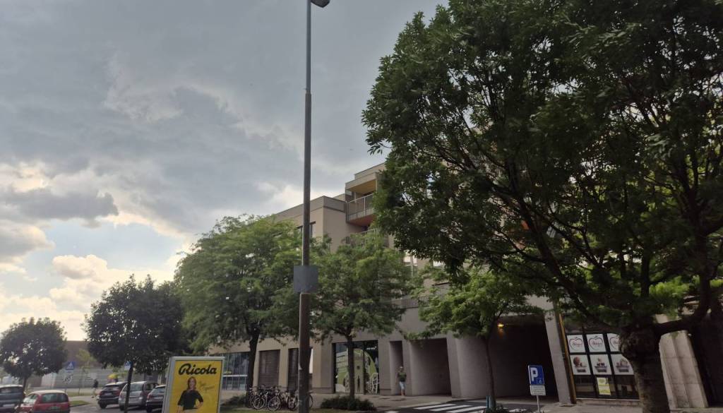 FOTO in VIDEO: Huda ura nad Pomurjem, ponekod že padala toča