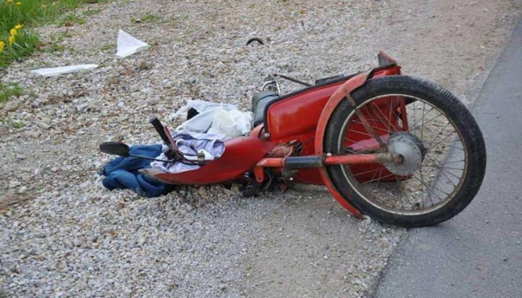 Huda nesreča: Čelno trčenje avtomobila in mopeda, mladoletnik v bolnišnici