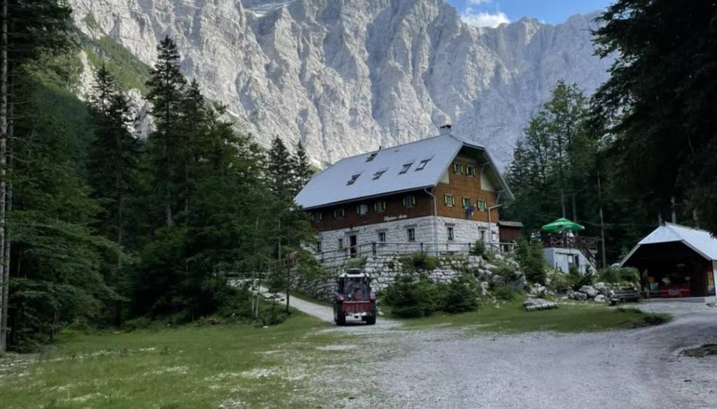 V slovenskih Alpah trenutno zaprtih že skoraj 20 planinskih koč in zavetišč