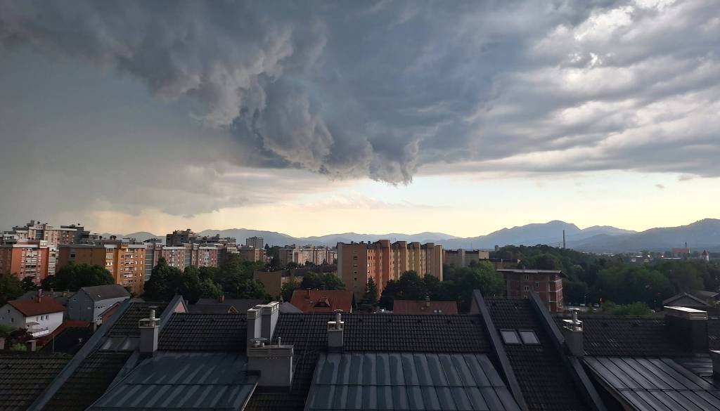 FOTO in VIDEO: Nad Kranjem se tudi tretji dan zapored pripravlja neurje