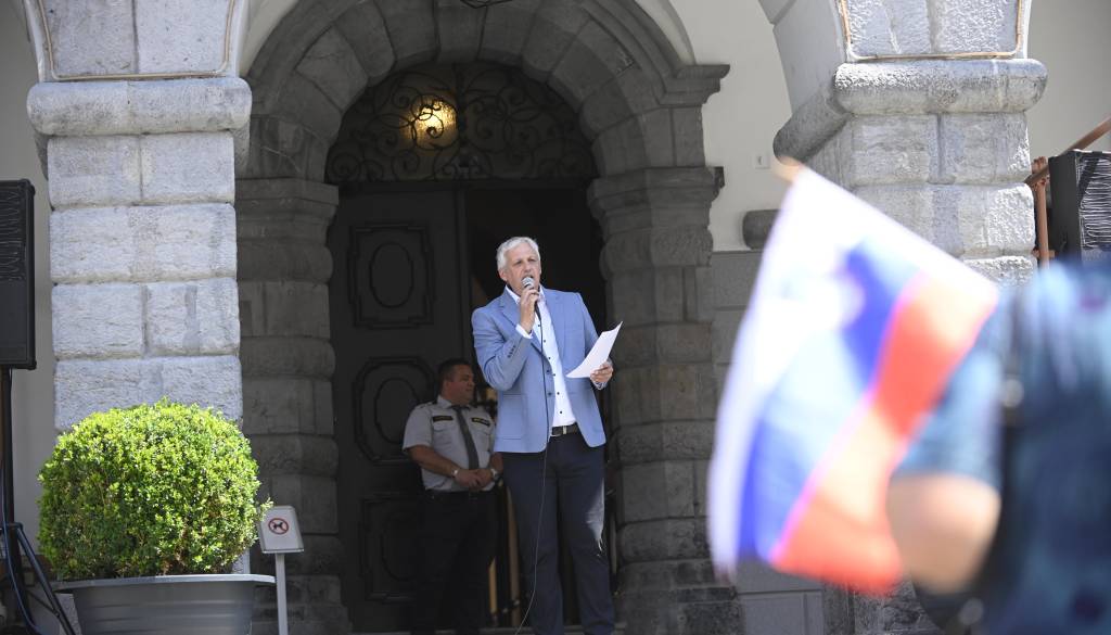 Primc pred Magistratom: »Sodbi dokazujeta, da so bila gradbena dovoljenja za kanal C0 nezakonita«