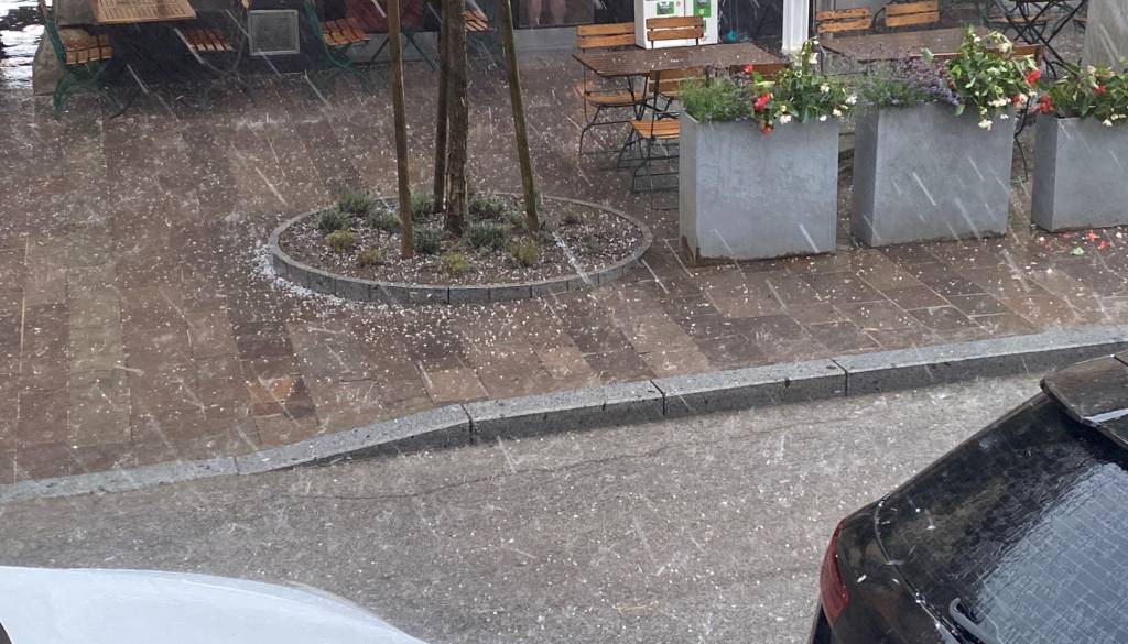 FOTO in VIDEO: Napovedi so se uresničile, na Ptuju nevihta s točo