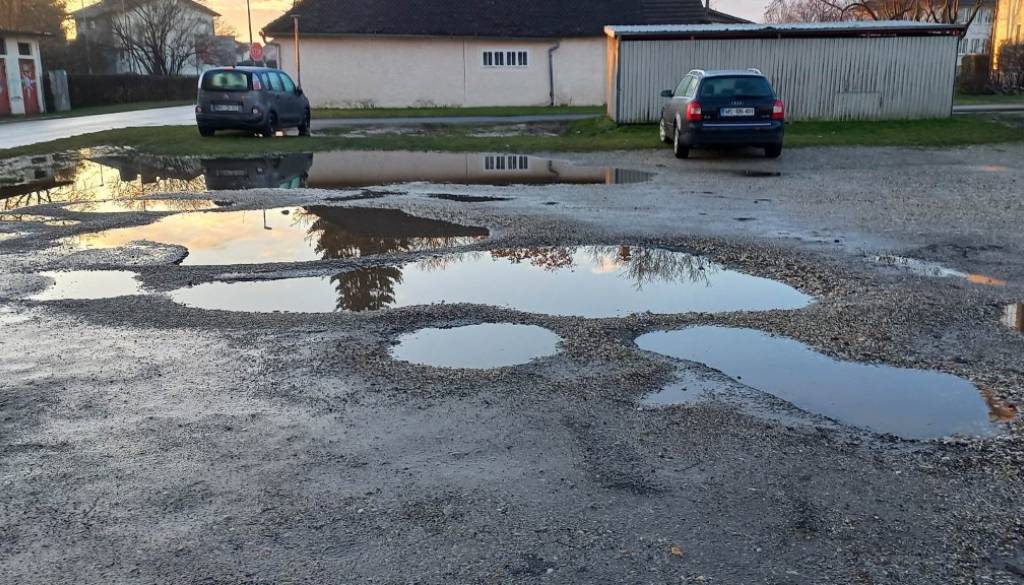 Voda med bloki v Murski Soboti stoji že med manjšimi nalivi in to po več ur