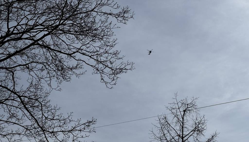 Čelno trčila avtomobil in moped, mladoletnika odpeljal helikopter