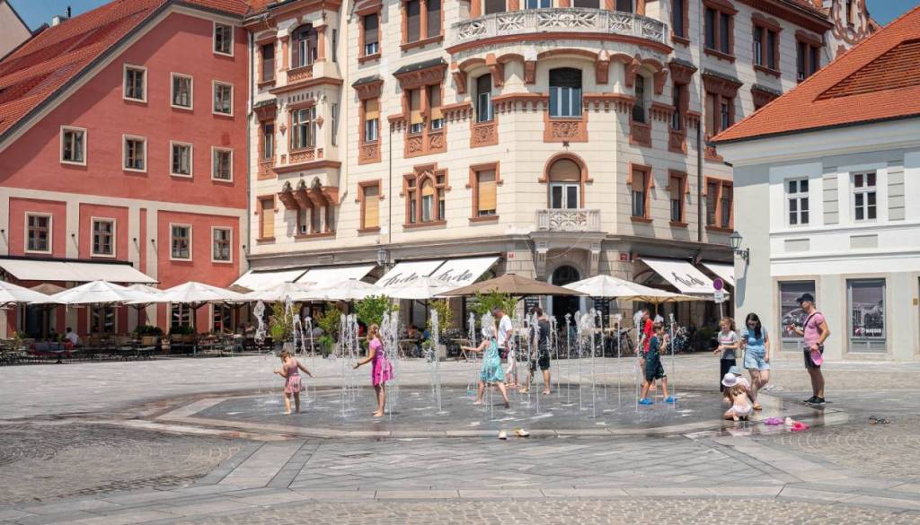 35 stopinj Celzija in nova nevarnost neviht, a prihaja še hujša vročina