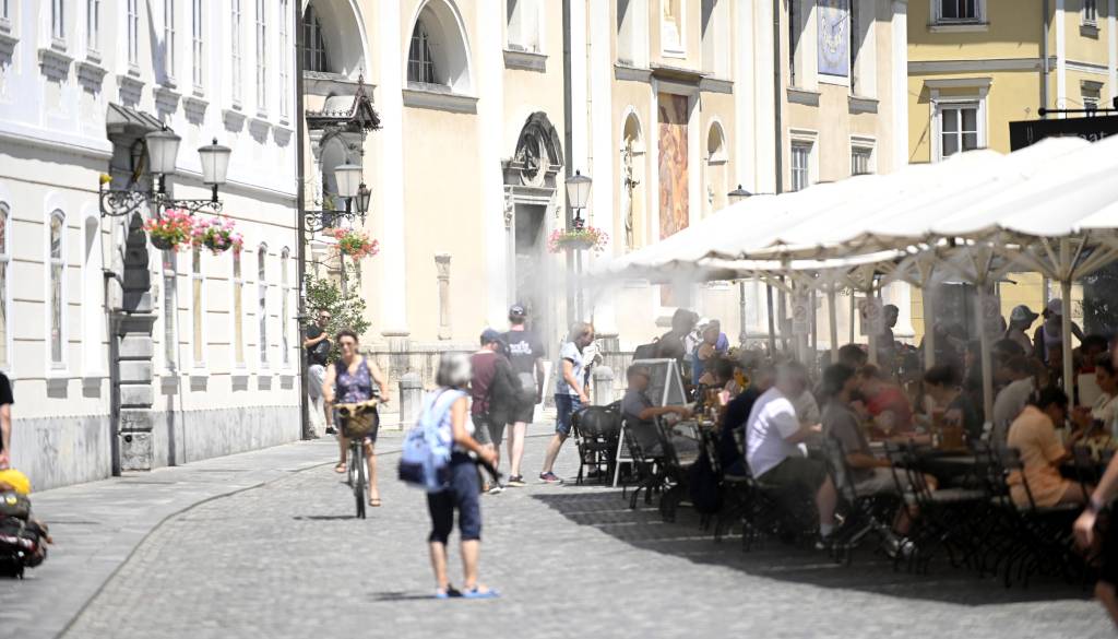FOTO: Vročinski val v Ljubljani: Tako so se Ljubljančani danes reševali pred peklensko vročino 