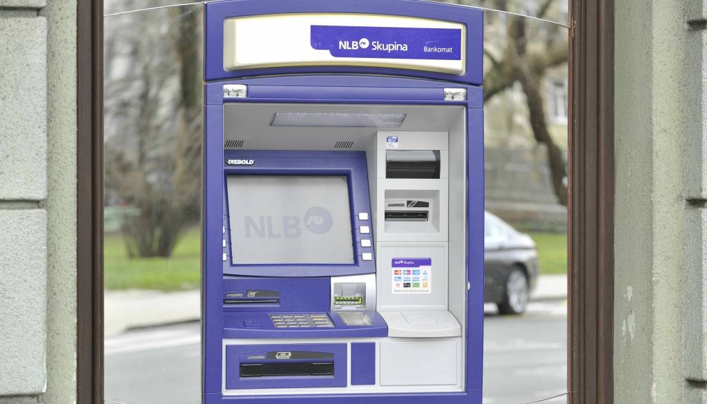 Poškodovan bankomat bo znova nameščen, kdaj bo začel delovati?