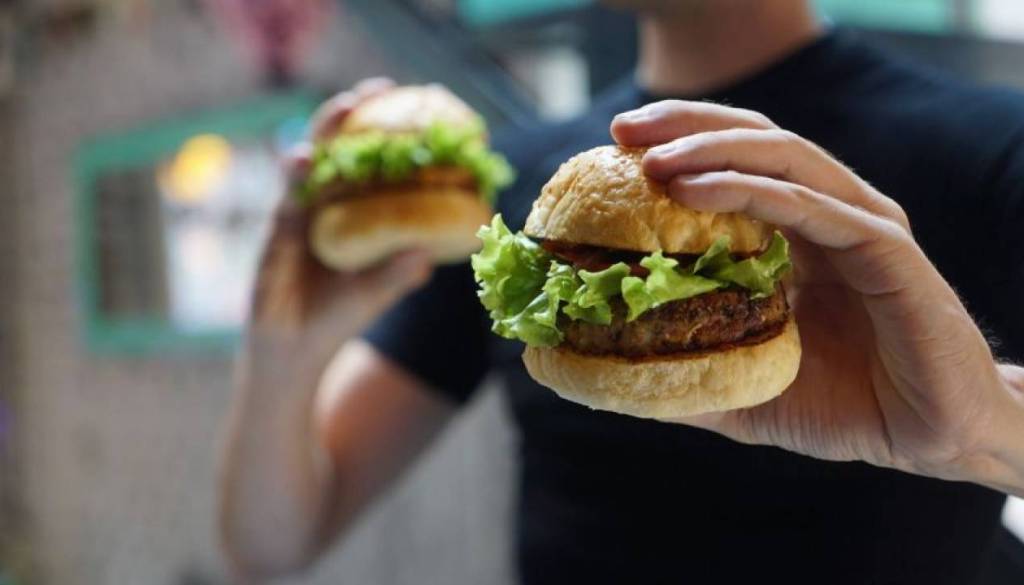 Murskosoboški gostinec nagrajuje odličnjake! Čaka jih brezplačen hamburger ali kebab