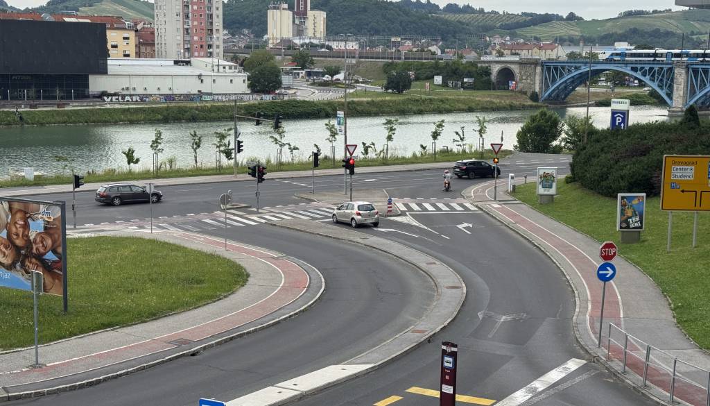 FOTO in VIDEO: Pri Europarku znova pozivi h krožišču: Zastoji, nestrpnost in nevarne situacije, občina odgovarja