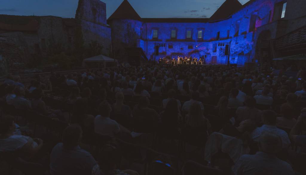 Koncert Big Band RTV razburil Dolenjce, odzvali so se organizatorji: Naj se preneha z namernim zavajanjem javnosti in širjenjem neutemeljenih očitkov.