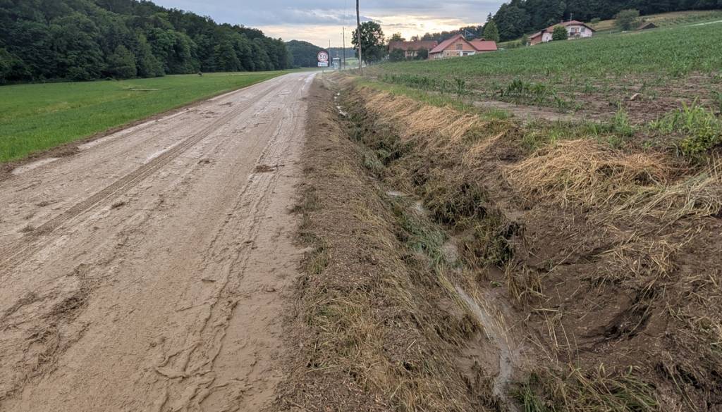 Zemljina z njiv po neurjih vse pogosteje na občinskih cestah
