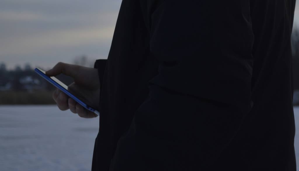 Mladoletnik v novomeški trgovini stranki ukradel telefon