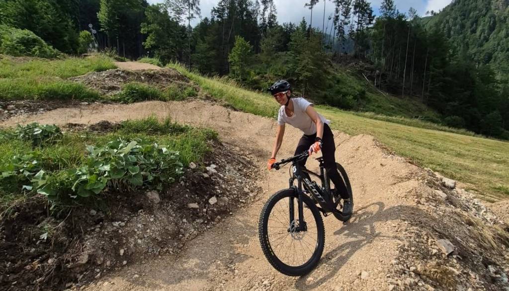 Na Jezerskem znova odprli Bike Park: sezona prinaša proge za začetnike, skoke in vožnjo z žičnico