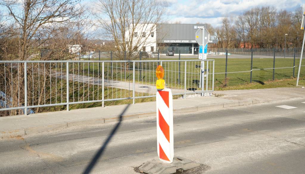 V Krogu bodo gradili nov pločnik, pri Merkurju pa sanirali most
