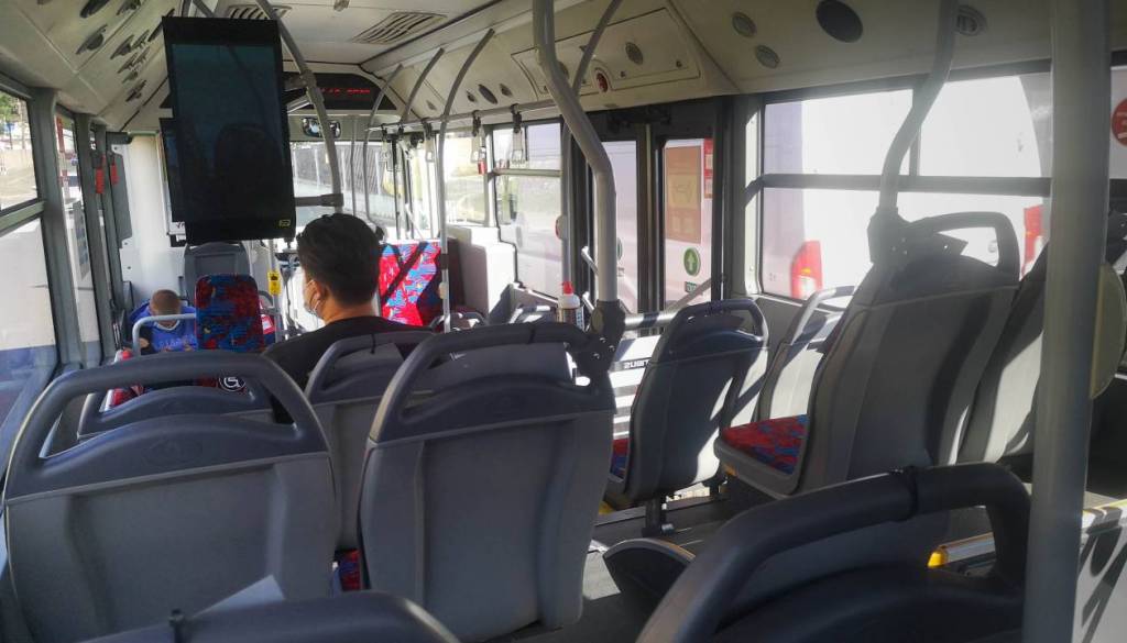 Sredi vožnje zagorel avtobus, potnike rešila hitra reakcija voznika
