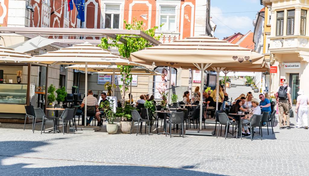 Vročinski val se krepi, vremenoslovci za dele države izdali rdeči alarm