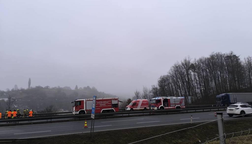 Tragična nesreča na avtocesti vzela življenje voznika