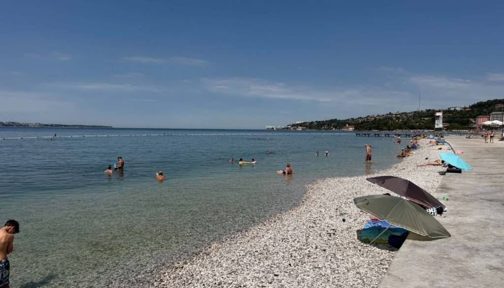 Portoroška plaža v novi podobi, kopalci so jo že zavzeli