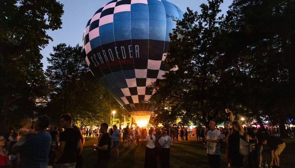 FOTO in VIDEO: Mestni park zažarel v soju toplozračnih balonov