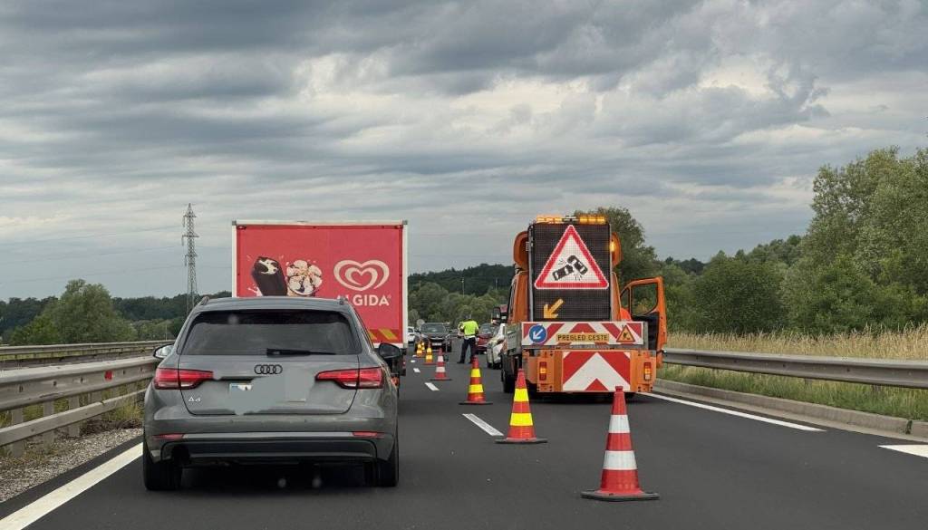 Smrtna nesreča na ljubljanski obvoznici: Osebno vozilo silovito trčilo v zadnji del tovornjaka, voznica na kraju umrla