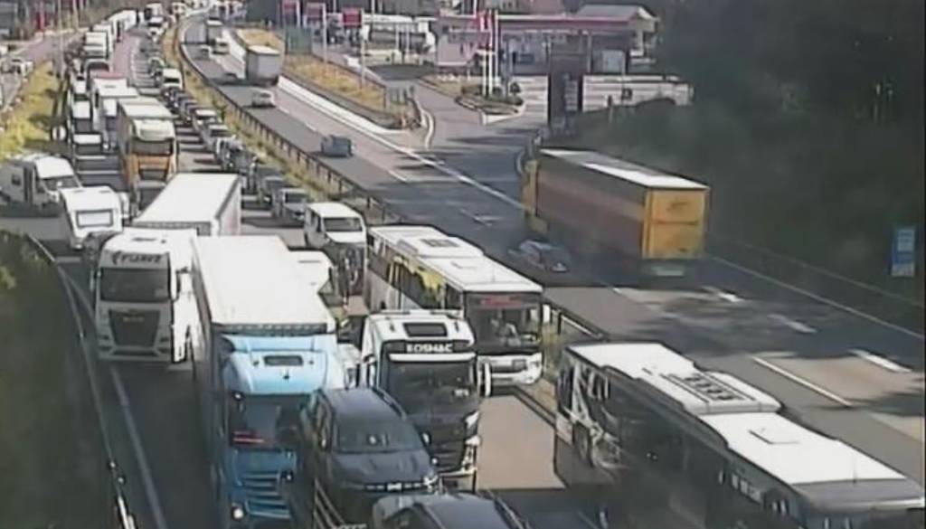 Na poti proti morju zastoji, avtocesta zaradi prometne nesreče popolnoma zaprta