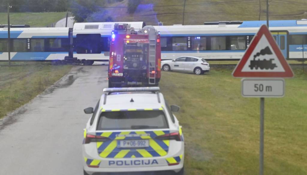 Z avtom trčil v zapornico na železniškem prehodu, vozilo pristalo na strehi