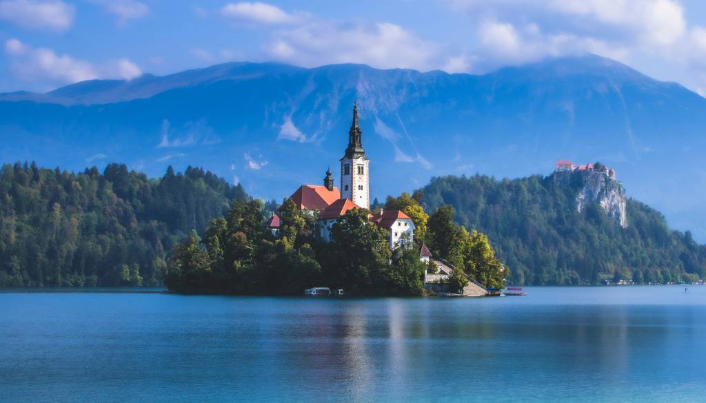 Se odpravljate na Bled? Za kopanje na priljubljenem delu jezera vas lahko doleti 200 evrov kazni