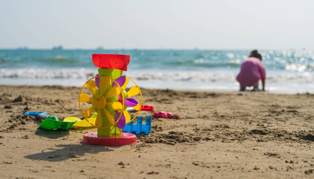 Nevarnost na plaži niso le opekline, fotografije vaših otrok lahko končajo v napačnih rokah