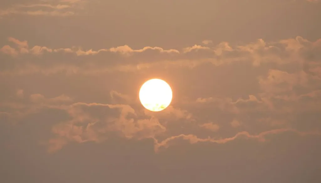 Še bolj vroče bo! Vremenoslovci še zaostrili opozorilo, rdeč bo večji del Slovenije