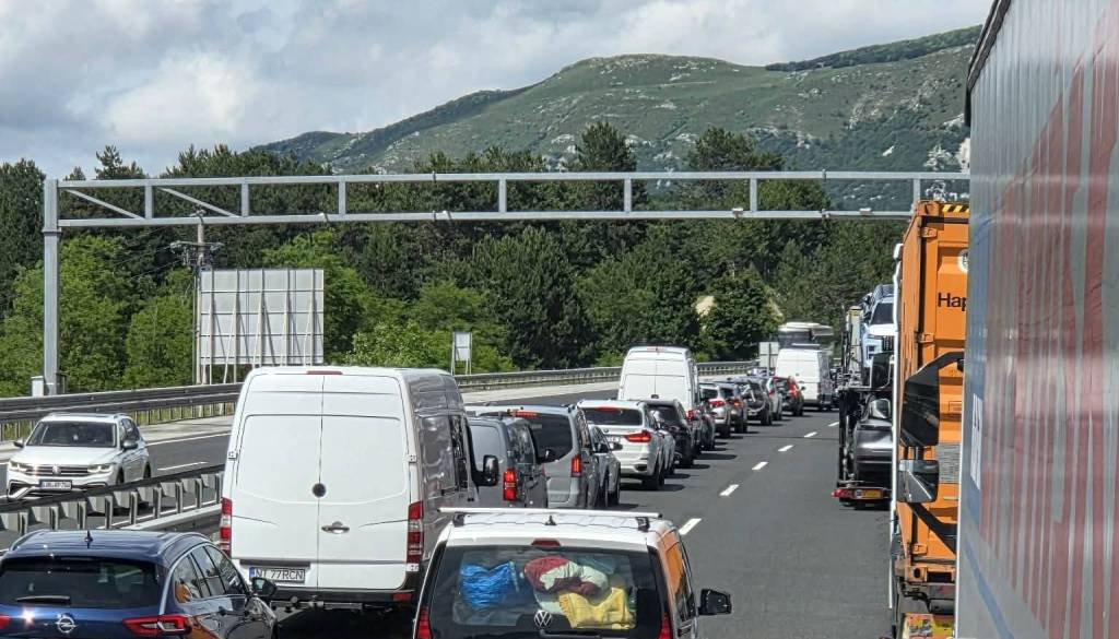 Pred poletno gnečo opozarjajo: reševalni pas lahko rešuje življenja