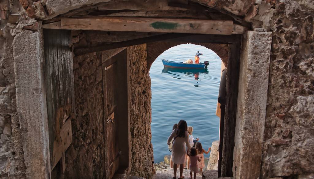 Policija starše opozarja pred poletjem: takšno početje na plaži ne sme ostati spregledano