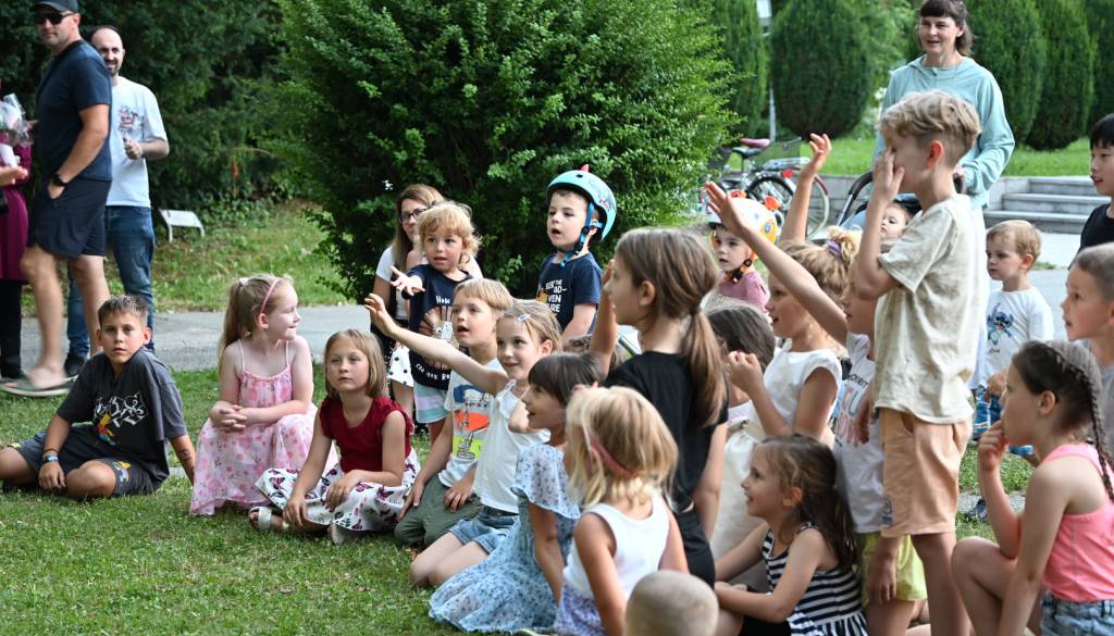 FOTO in VIDEO: Družine uživale v predstavi Dr. Ulooźe: Date