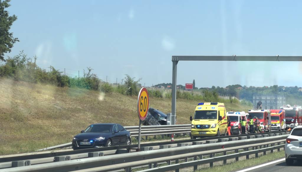 FOTO: Počilo na pomurski avtocesti, na pomoč helikopter