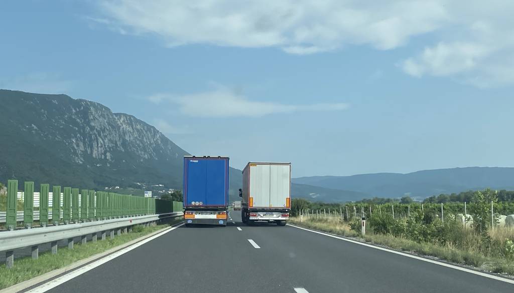 Začenja se poletna prometna ureditev, kdaj tovornjaki ne smejo na ceste?