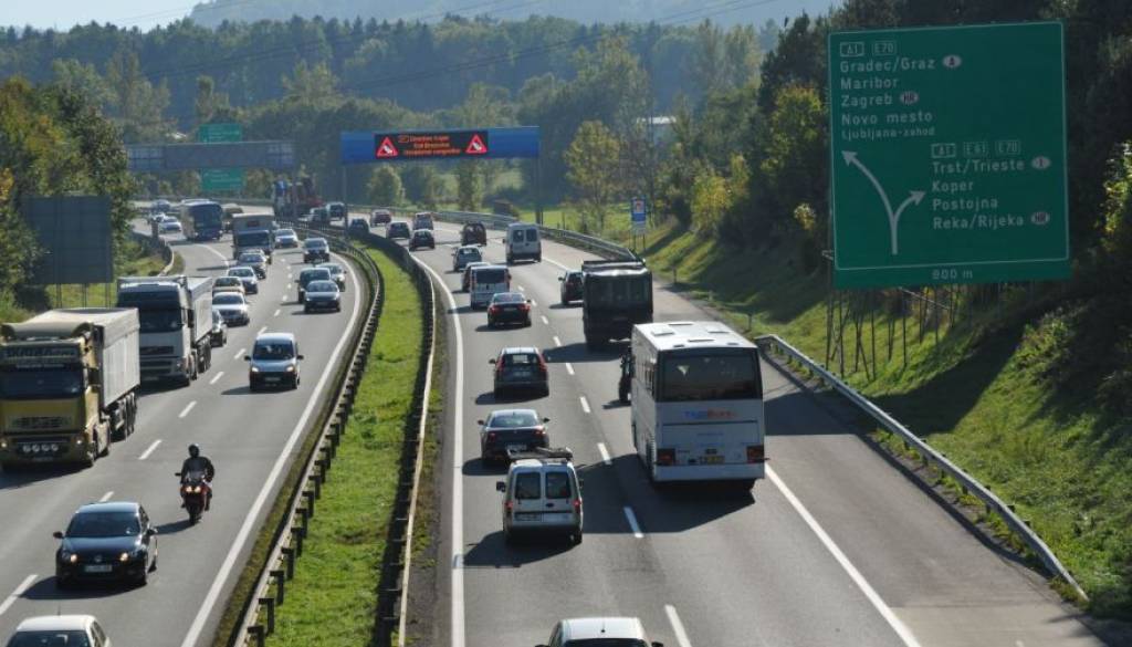 Na cestah več prometa, za tovornjake pa poletne omejitve