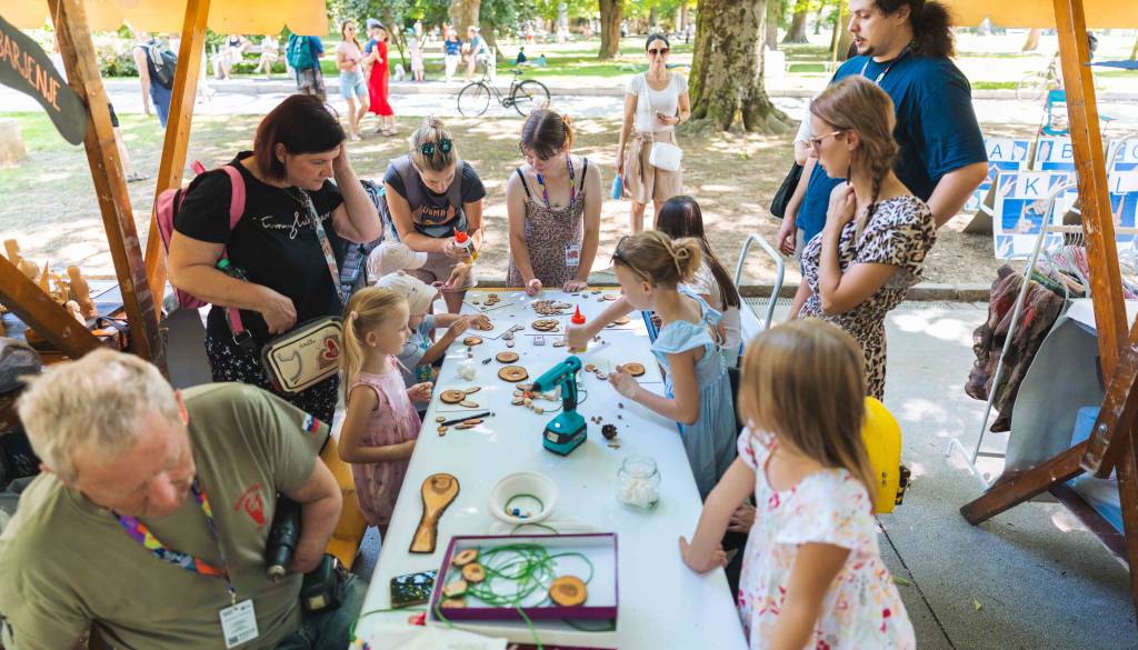 Nedelja na Festivalu Lent prinaša glasbo, vino in programe za najmlajše