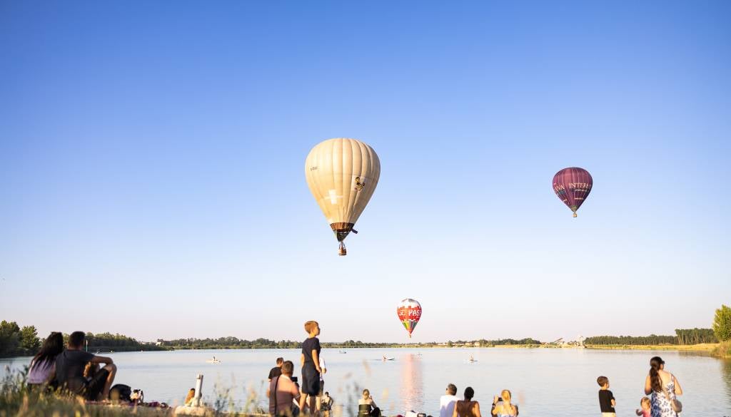FOTO: Balonarji z atraktivnimi nizkimi preleti navdušili ob Soboškem jezeru