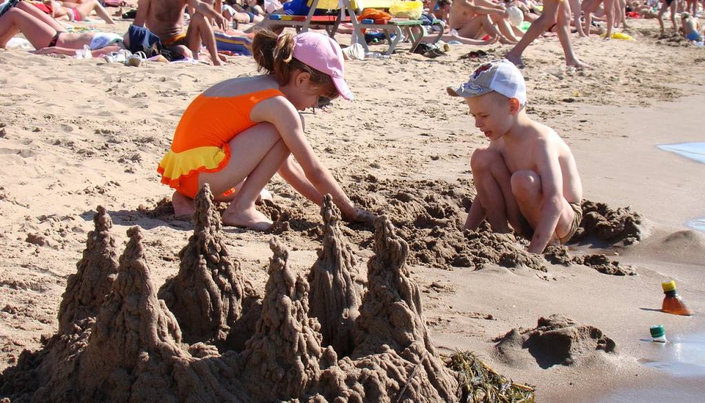 Sončne opekline niso edino tveganje na plaži, pazite tudi na fotografije otrok