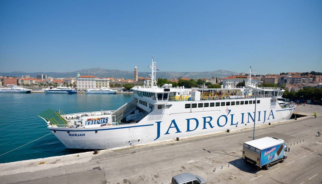 Tehnična okvara ustavila trajekt Jadrolinije, potniki več ur na morju