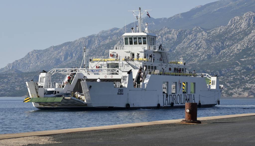 Okvara trajekta Jadrolinije, potniki za več ur obtičali na morju